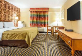 Days Inn By Wyndham Jersey City / Nyc Area has Smoking rooms