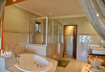 Stirling Manor Boutique Guest House has Balcony rooms