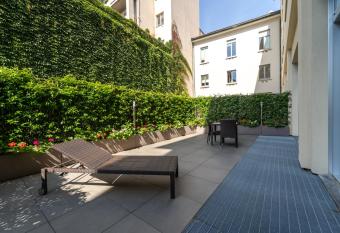 Hotel Milano Castello has rooms with a private hot tub