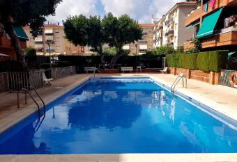 Comarruga Playa apartamento con piscina allows 18 year olds to book a room