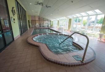 Riveredge Resort Hotel has rooms with a private hot tub