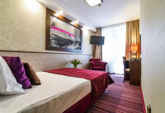 Primavera Jastrz  bia G  ra has rooms with a private hot tub