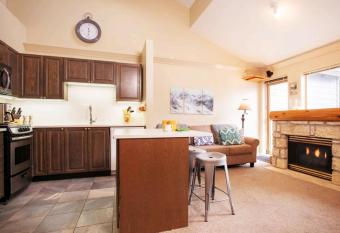 R & R Retreat Luxury Condo has Balcony rooms