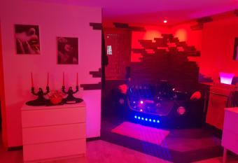 desirs-spa has rooms with a private hot tub