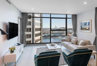 Meriton Suites Sussex Street, Sydney has Balcony rooms
