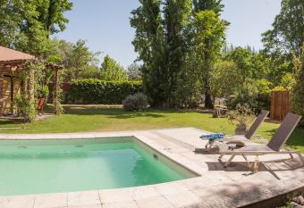Postales Green Aparts - Chacras de Coria allows 18 year olds to book a room