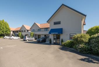 Bella Vista Motel Nelson allows 18 year olds to book a room