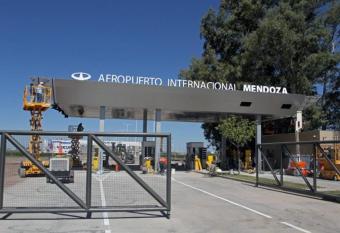 CasaDiaz allows 18 year olds to book a room