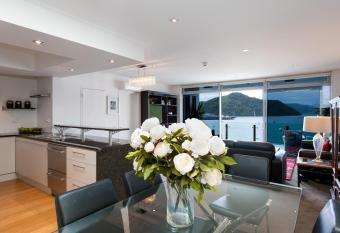 Picton Waterfront Penthouse has Balcony rooms