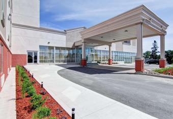 Best Western PLUS Bowmanville has rooms with a private hot tub