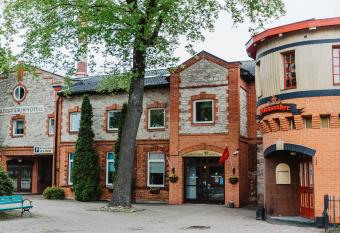 Aleksandri Hotel allows 18 year olds to book a room