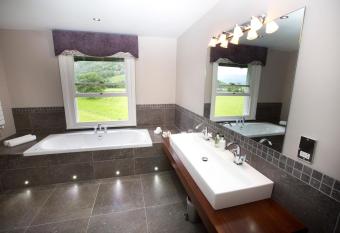 The Leathes Head Hotel allows 18 year olds to book a room