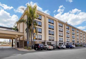 Comfort Inn & Suites Anaheim allows 18 year olds to book a room