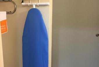 Quality Inn and Suites Florence - Cincinnati South has rooms with a private hot tub