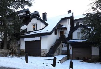 Chalet Adosado zona med/baja allows 18 year olds to book a room