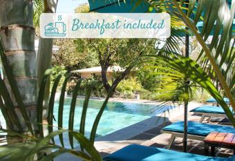 Tee-K Lodge Tamarindo has rooms with a private hot tub