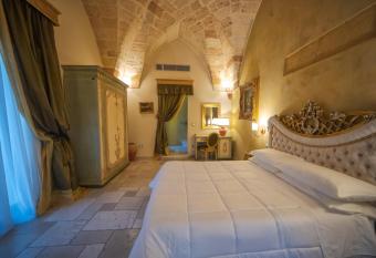 Kelina Charme Hotel by Cantine Due Palme has rooms with a private hot tub