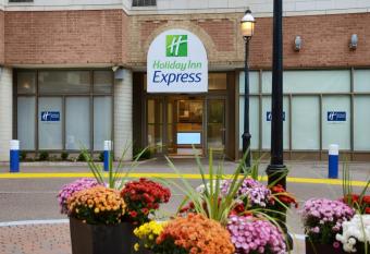 Holiday Inn Express Toronto Downtown By IHG allows 18 year olds to book a room