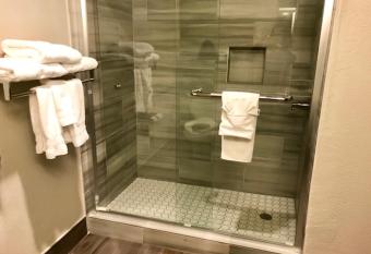 Best Western Plus Vineyard Inn has rooms with a private hot tub