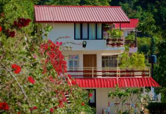 Magpie Retreat has Balcony rooms