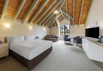 Best Western Olde Maritime Motor Inn allows 18 year olds to book a room