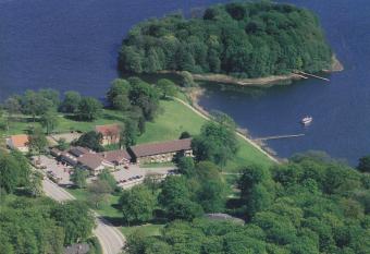 Hotel Skanderborghus allows 18 year olds to book a room