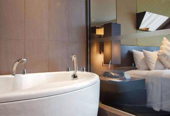 Golden Tulip Mandison Suites has rooms with a private hot tub