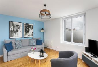 Gwezenn hyper centre quartier Saint Louis allows 18 year olds to book a room