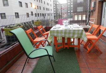 Apart 2 terrazas para 4 personas Bilbao centro allows 18 year olds to book a room