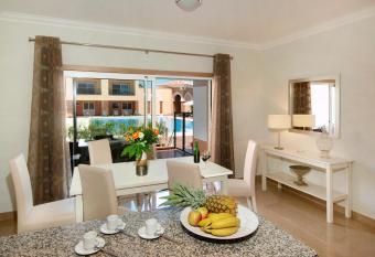 Boavista Golf & Spa - Bela Colina Village has rooms with a private hot tub