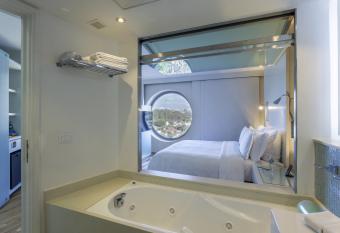 Hotel Unique has rooms with a private hot tub