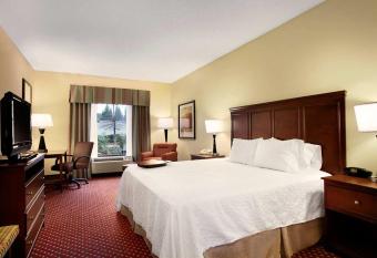 Hampton Inn Atlanta-Stockbridge has rooms with a private hot tub