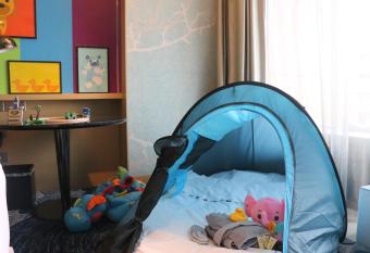 Renaissance Suzhou Taihu Lake Hotel has rooms with a private hot tub