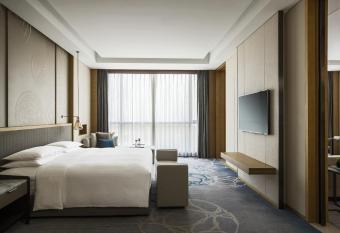 Suzhou Marriott Hotel Taihu Lake has rooms with a private hot tub