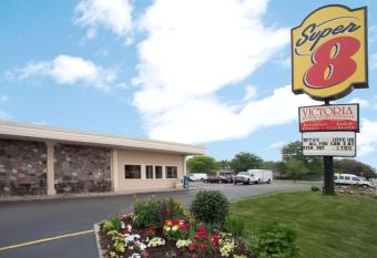 Super 8 by Wyndham Chicago Northlake O'Hare South allows 18 year olds to book a room