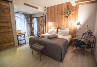 Family Tree Hotel allows 18 year olds to book a room