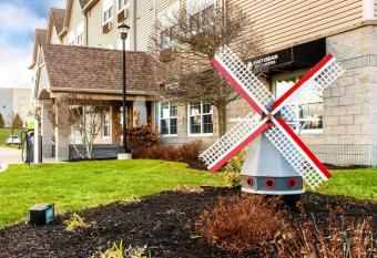 Quality Inn & Suites Amsterdam has Balcony rooms