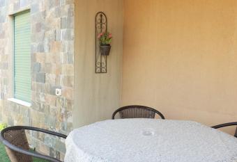 Tenebagolan Suites Zimmers allows 18 year olds to book a room