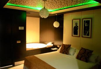 Hotel A  os 50 has rooms with a private hot tub