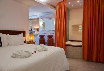 Le Relais de Marambaia has rooms with a private hot tub