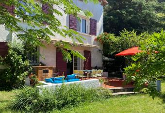 Villa Riviera Chambres dH  tes allows 18 year olds to book a room