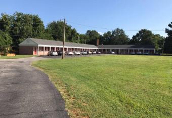 Kenwood Court Motel has Smoking rooms