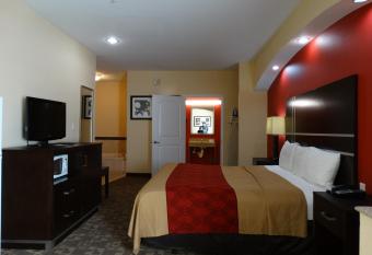Regency Inn & Suites ~ Baytown has rooms with a private hot tub