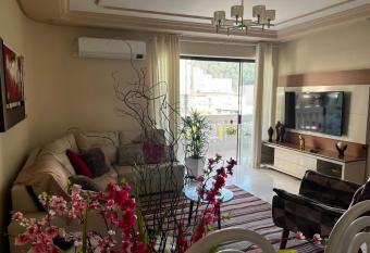 Apartamento de 3 quartos amplos na praia Pitangueiras, Guaruja allows 18 year olds to book a room