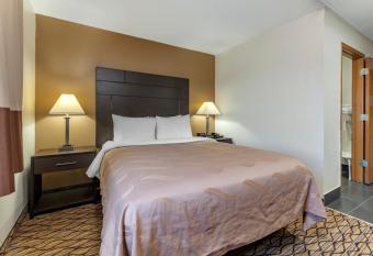 Quality Inn New London has rooms with a private hot tub