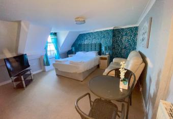 Weymouth Beach B&B - Adult Only allows 18 year olds to book a room
