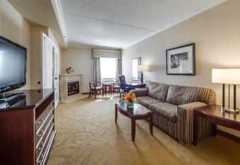 Monte Carlo Inn & Suites Downtown Markham has rooms with a private hot tub