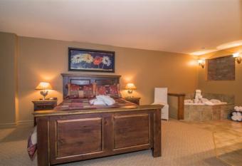 Auberge du Lac Morency has rooms with a private hot tub