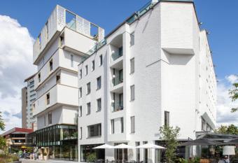 HasHotel allows 18 year olds to book a room