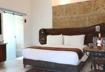 Casa Hotel Santa Helena Boutique has rooms with a private hot tub